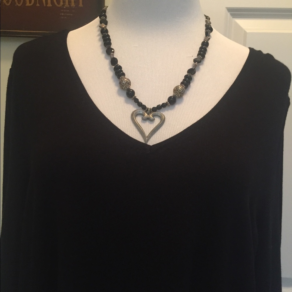 Dressbarn V-neck top w/3 quarter  button sleeves